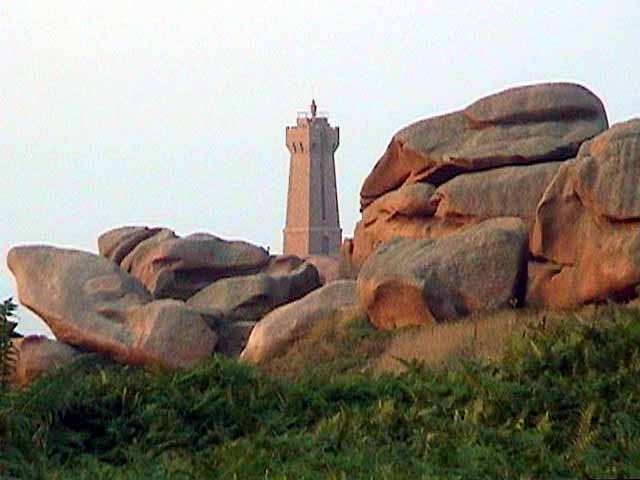 Ploumanach : le phare dans les rochers
