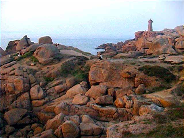 Ploumanach-phare-derriere-rochers
