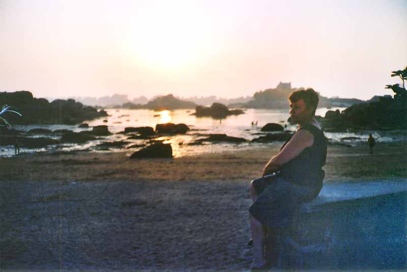 Ploumanach-Monique-devant-le-crepuscule