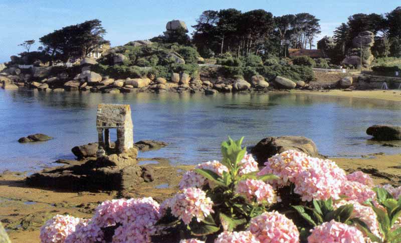 La plage et l'Oratoire de Saint Guirec en milieu de
            journée