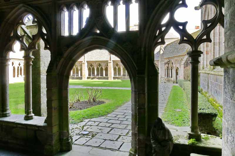 Entrée du cloître de la cathédrale Saint Thugdual