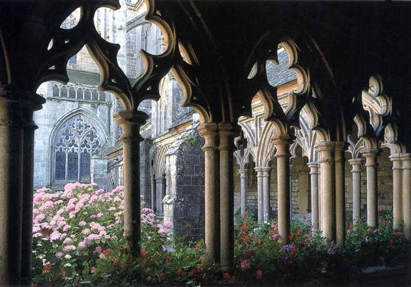 Tréguier :
                cloitre de la cathédrale