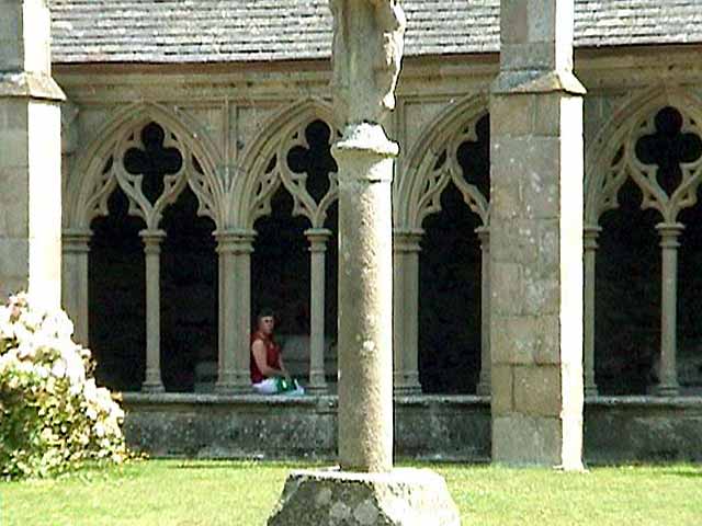 Monique dans le cloitre de la cathédrale de
                Tréguier