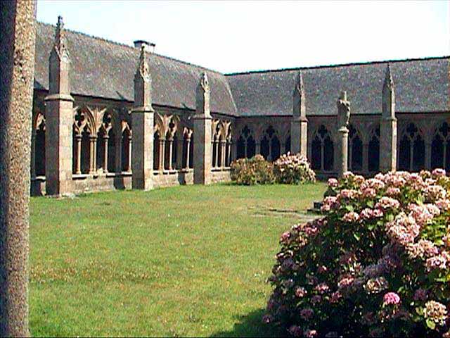 Treguier-cloitre-de-la-cathedrale