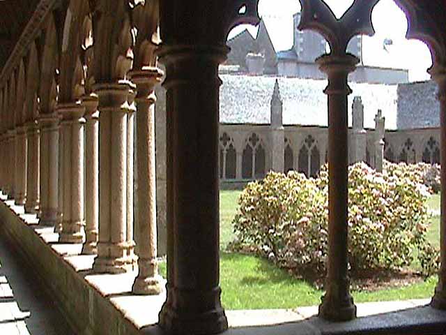 Treguier-cloitre-de-la-cathedrale
