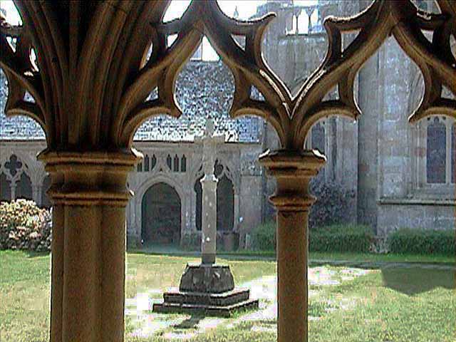 Treguier-croix-dans-le=cloitre