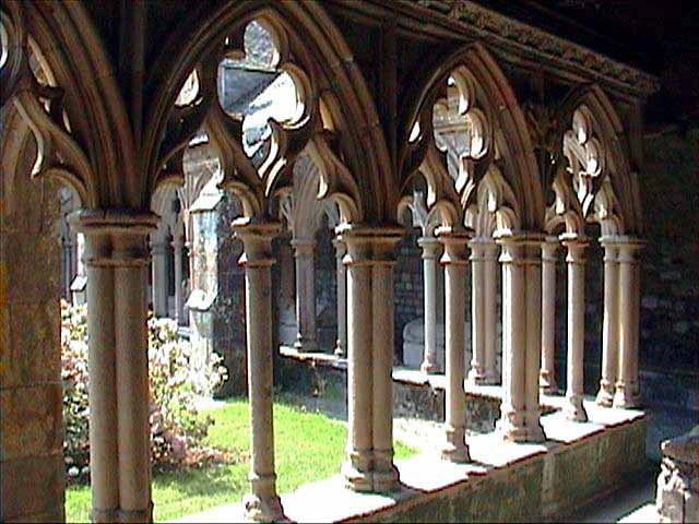 Treguier-cloitre-de-la-cathedrale