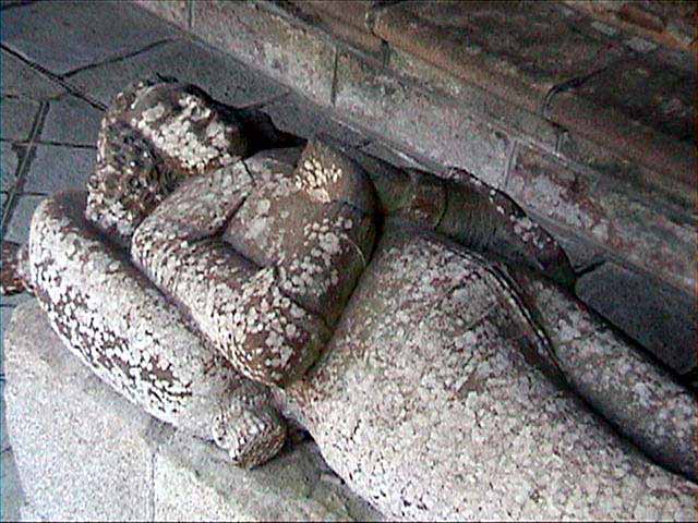 Tréguier : gisant d'un noble chevalier