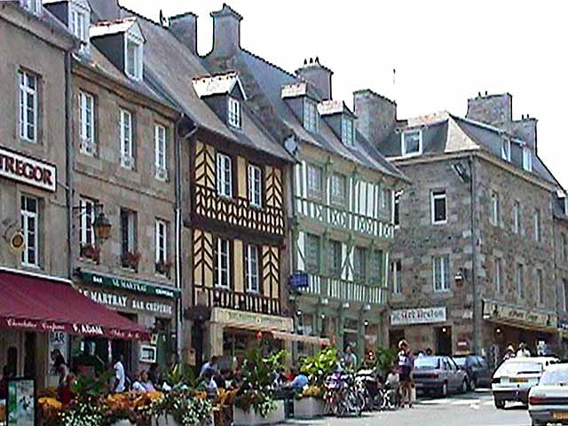 Tréguier : vieilles maison sur la place