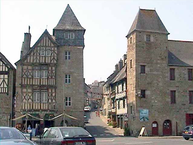 Tréguier : deux tours
              donnant accès à la place