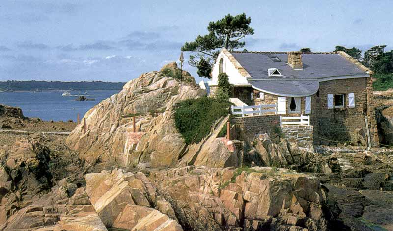 Bréhat : maison dans les rochers