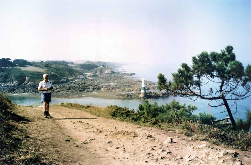 Jean-Paul devant la rivière Flora près de la Guette