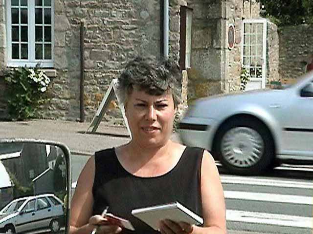 Monique au retour de son téléphone...