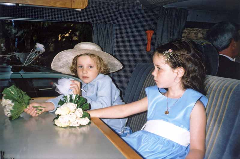 Louise et Marie demoiselles d'honneur se préparent
                dans l'Aigle