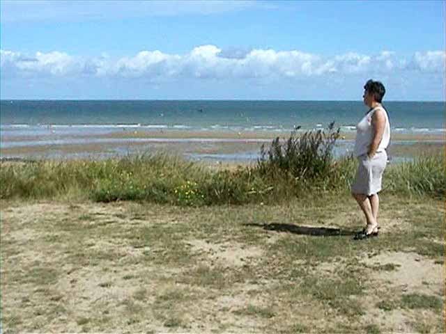 Monique-sur-la-plage-de-Colleville