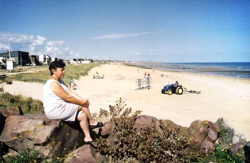 Monique devant la plage de Colleville
