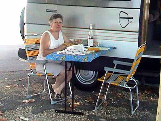 Monique piquenique sous les arbres à Briare