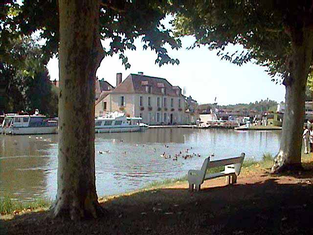 Devant le
              canal de Briare