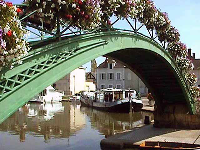 Passerelle dans le port de plaisance de Briare