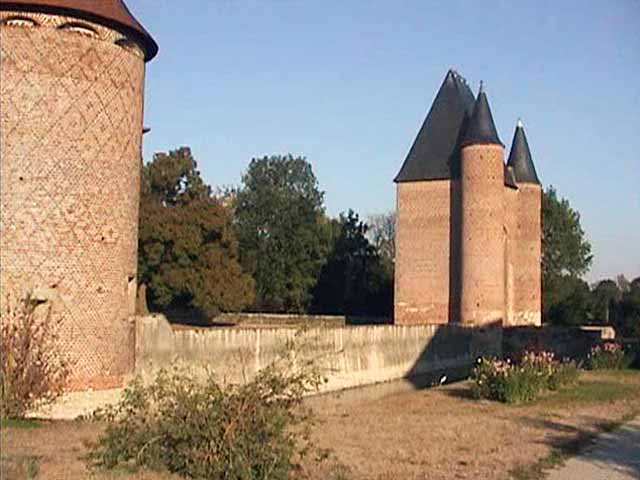 Tours et douves du château du Riau