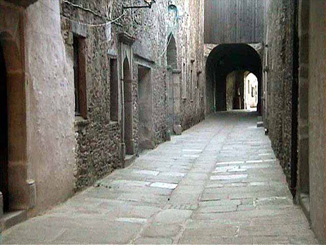 Ste-Croix-Jarez : ruelle accédant à la place centrale
              de la charteuse