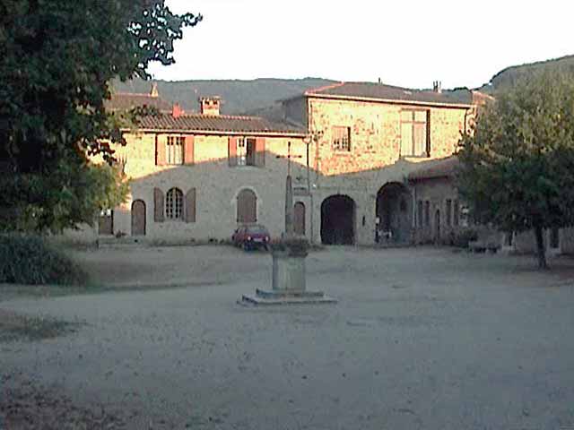Ste-Croix-Jarez : place centrale de la charteuse