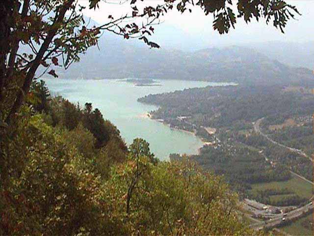 Vue sur le
              Lac d'Aiguebelette depuis la D916