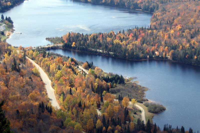 Mt-Tremblant-belvedere-de-la-Roche-vue-vers le-sud :
        camping-de-la-Menagerie