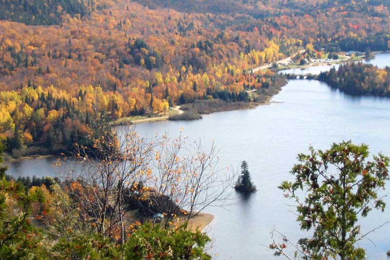 Mt-Tremblant-depuis-la-Corniche-ilot-sur-le-lac-Monroe