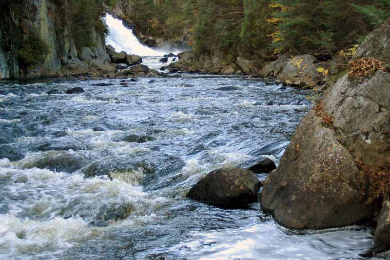 Mt-Tremblant-remous-sous-la-chute-du-Diable