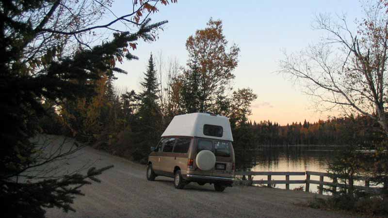 Mt-Tremblant-Guepard-devant-le-lac-des-Dix-Milles