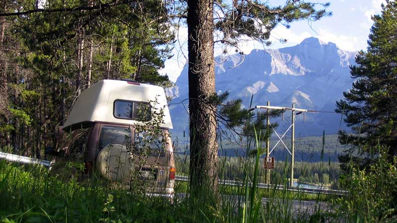 Bivouac sous
                les arbres et en vue des montagnes à Canmore
