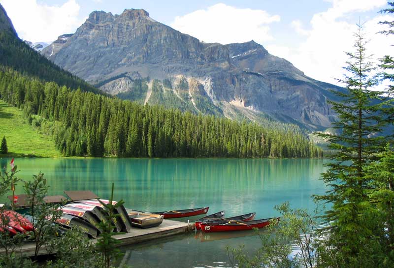 Emerald Lake : le lac depuis le hangar à
                    bateaux