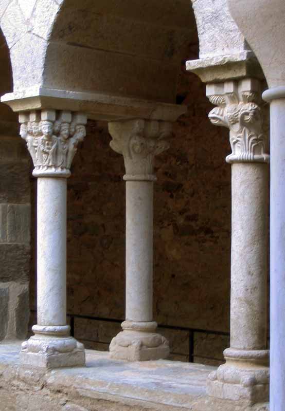 Sant Pere de Rodes : chapiteaux préservés du cloître