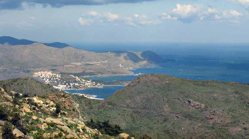 En montant vers Sant Pere de Rodes, la côte vers le
                Nord