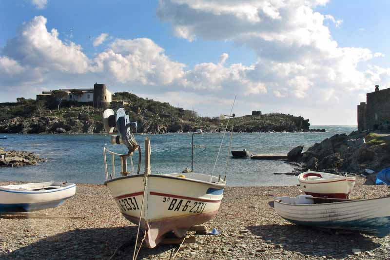 Cadaques-barques-sur-la-plage