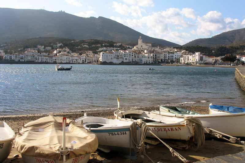 L'anse de Cadaques et le village