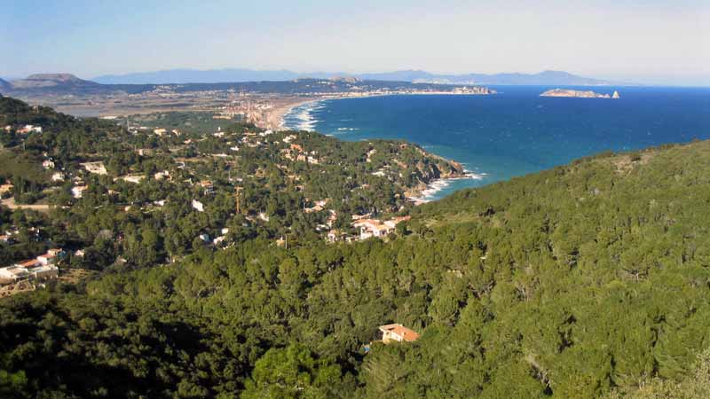 Depuis la colline de Begur où nous pique-niquons,
                la longue Playa de Pals