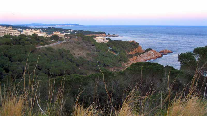 La vue vers la mer depuis notre bivouac de Sant
                Agaro