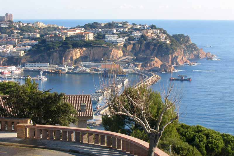 Sant Feliu : le port depuis la chapelle de Sant
                  Elm