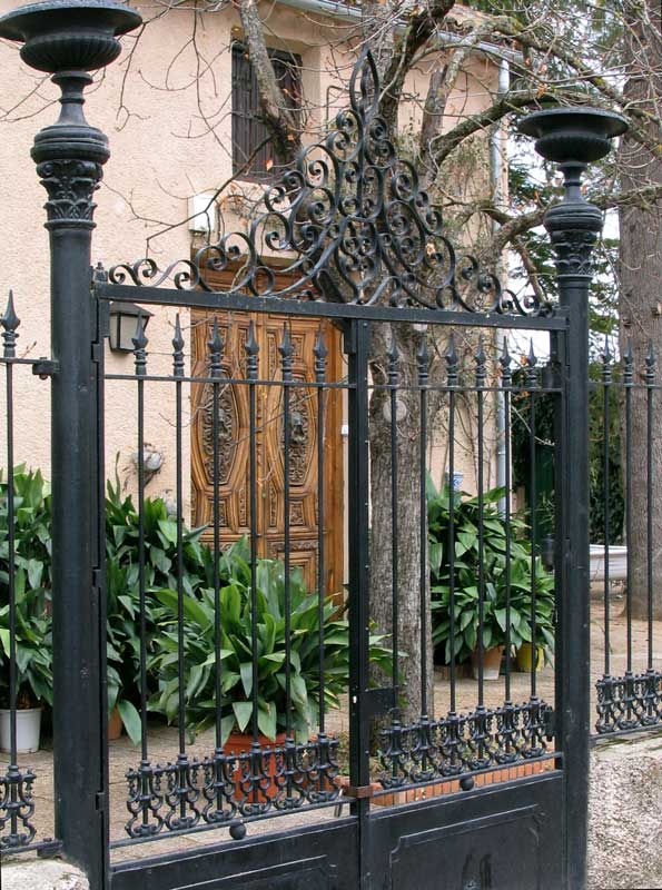 Siles-grille-et-porte-de-la-maison