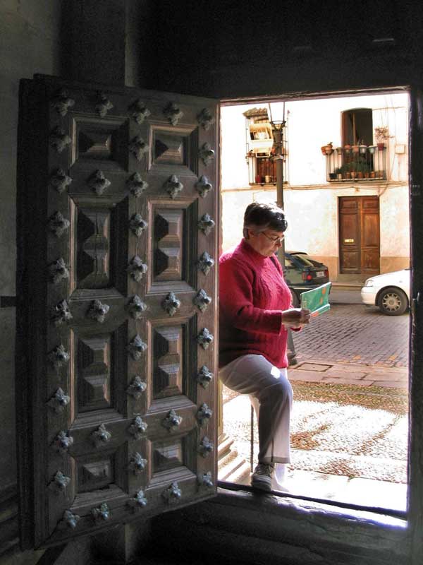Monique à la porte du palacio du doyen Ortega (parador)