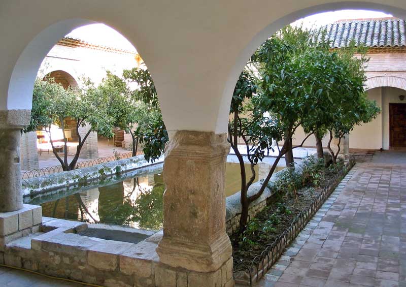 La cour de l'ancienne mosquée avec son bassin