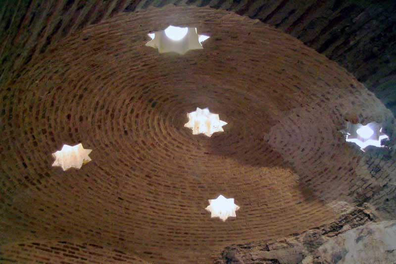 Les ouvertures dans le dônme du plafond apportant la
          lumière
