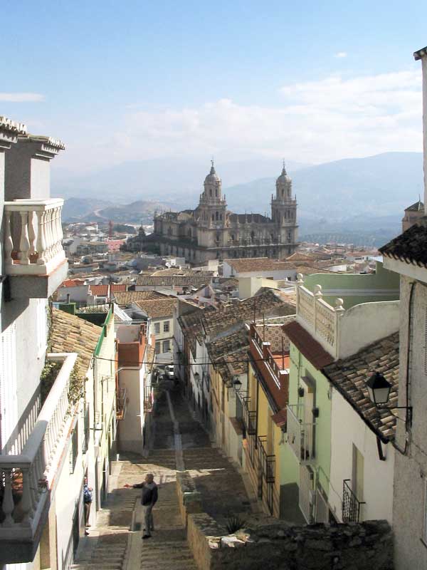 La cathédrale de Jaen en montant au Castillo