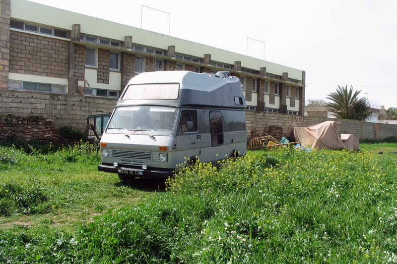 Bouazza : bivouac dans le champ derrière la maison