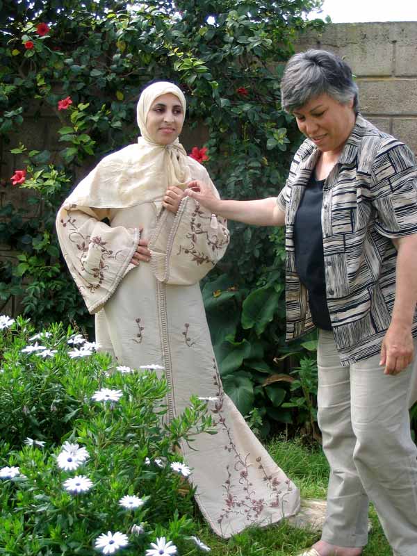 La modèle (Myriam) et l'habilleuse (Monique)