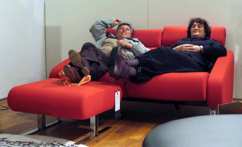 Au Printemps ces dames essaie les fauteuils