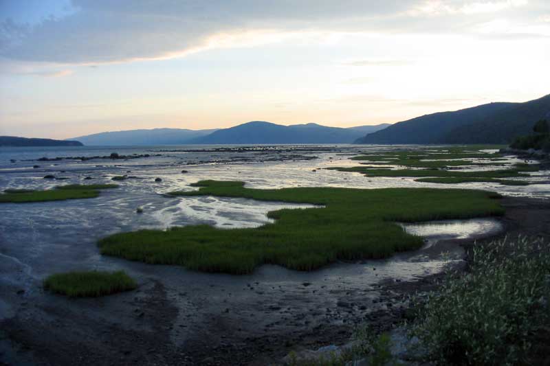 St-Joseph-de-la-Rive : crépuscule sur le chenal de
              l'Ile-aux-Coudres