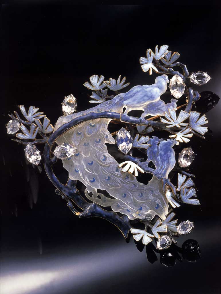 Broche
                  Quatre paons blancs sur une branche de pin, vers
                  1902-1903